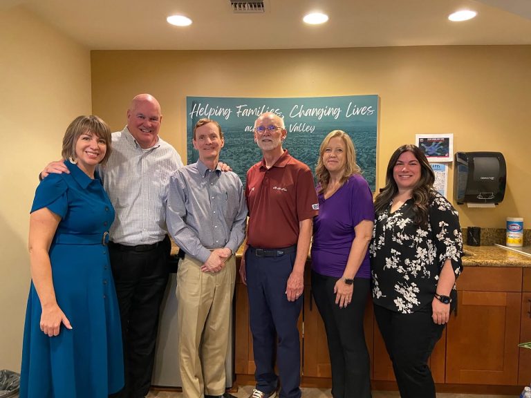 A New Leaf Mesa HoHoKam Mark Fullerton presented a 50/50 grant to A New Leaf representatives Laura Bode, Michael Hughes, John Moore, Kathy DiNolfi, and Nicole Salter. The funds support shelter, meals, and essential services at the East Valley Men’s Center.